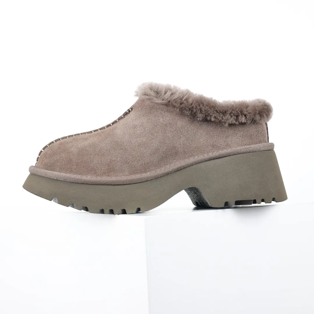 Pick up locally 💰560 Core recommended good price It is a very suitable choice for home use. In recent years, uug has launched a series of styles, which are partially geared towards the preferences of young consumers and have also moved to the forefront of fashion trends. Shoe body material: water-repellent coated suede upper, 17 mm UGGPURE™ implantable wool insole, lightweight non-slip and comfortable rubber outsole, with brand LOGO and trademark, with full packaging Size: 35 36 37 38 39 40